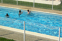 Les r&eacute;sidents profitent de la piscine!